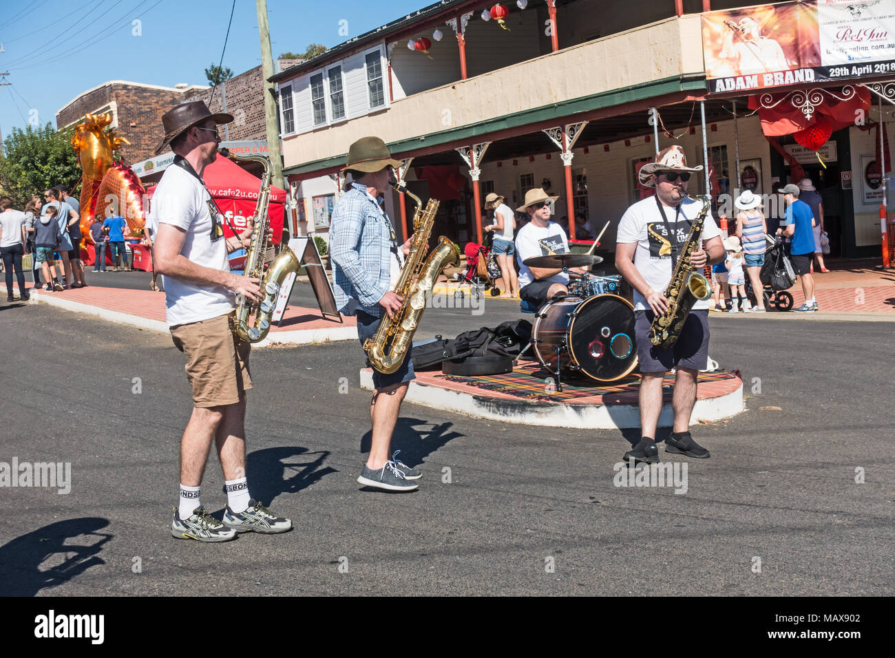 Street performance dal Vertice di Sax jazz combo al giorno di mercato in Nundle NSW Australia. Foto Stock