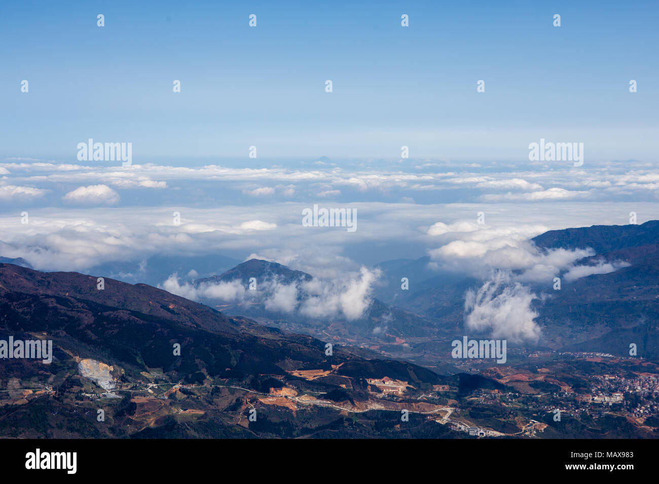Fansipan montagna che si affaccia su Sapa Village un luogo dove il colore e la cultura non sarà perso Foto Stock
