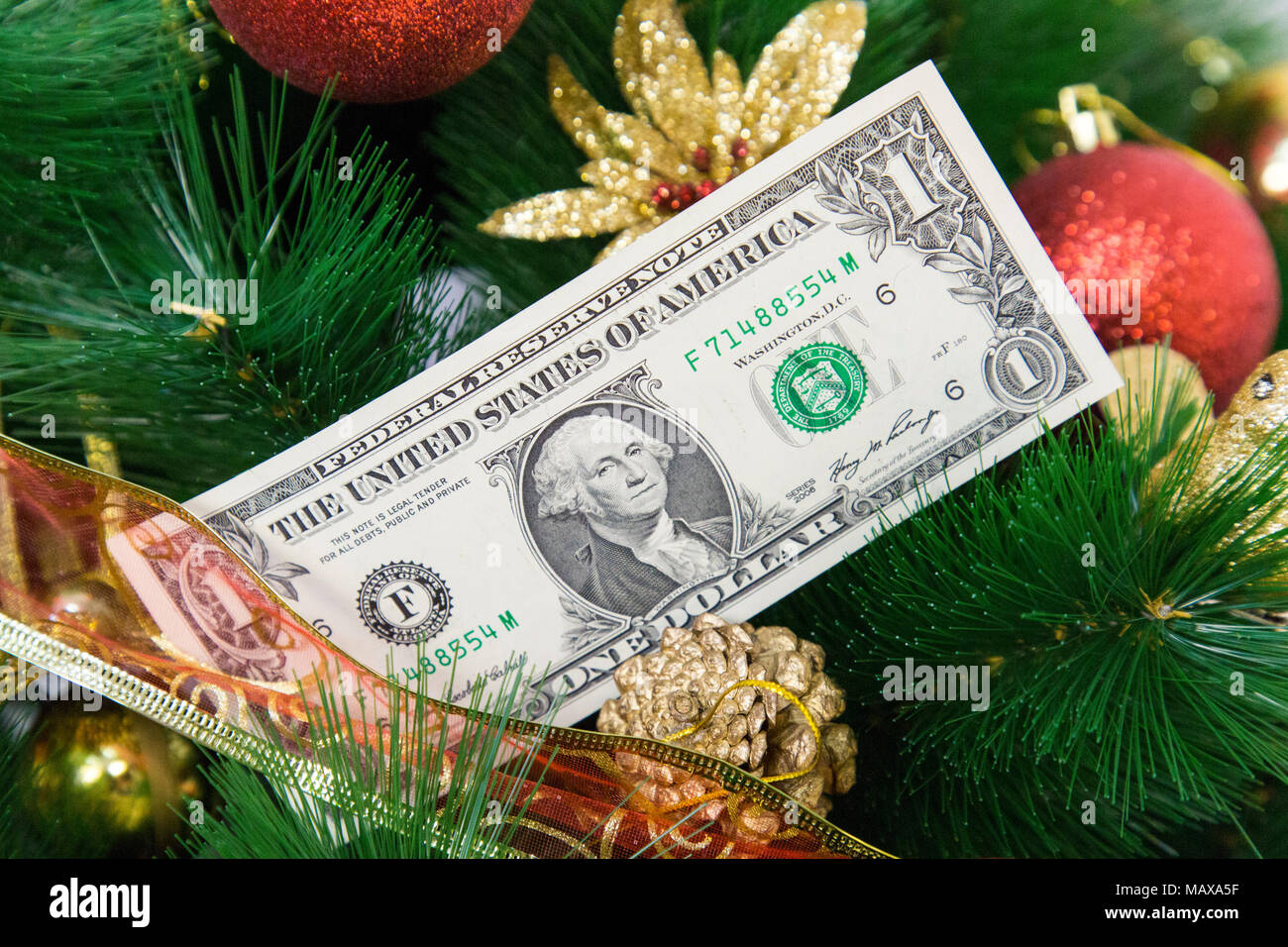 Albero di Natale decorato con dollari di carta e giocattoli di Natale Foto Stock