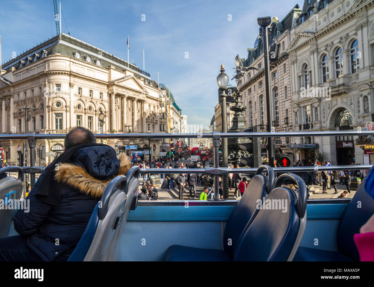 London Bus Tour Hop on Hop off, Golden Tours UK, Piccadilly Circus, Central London, Regno Unito Foto Stock