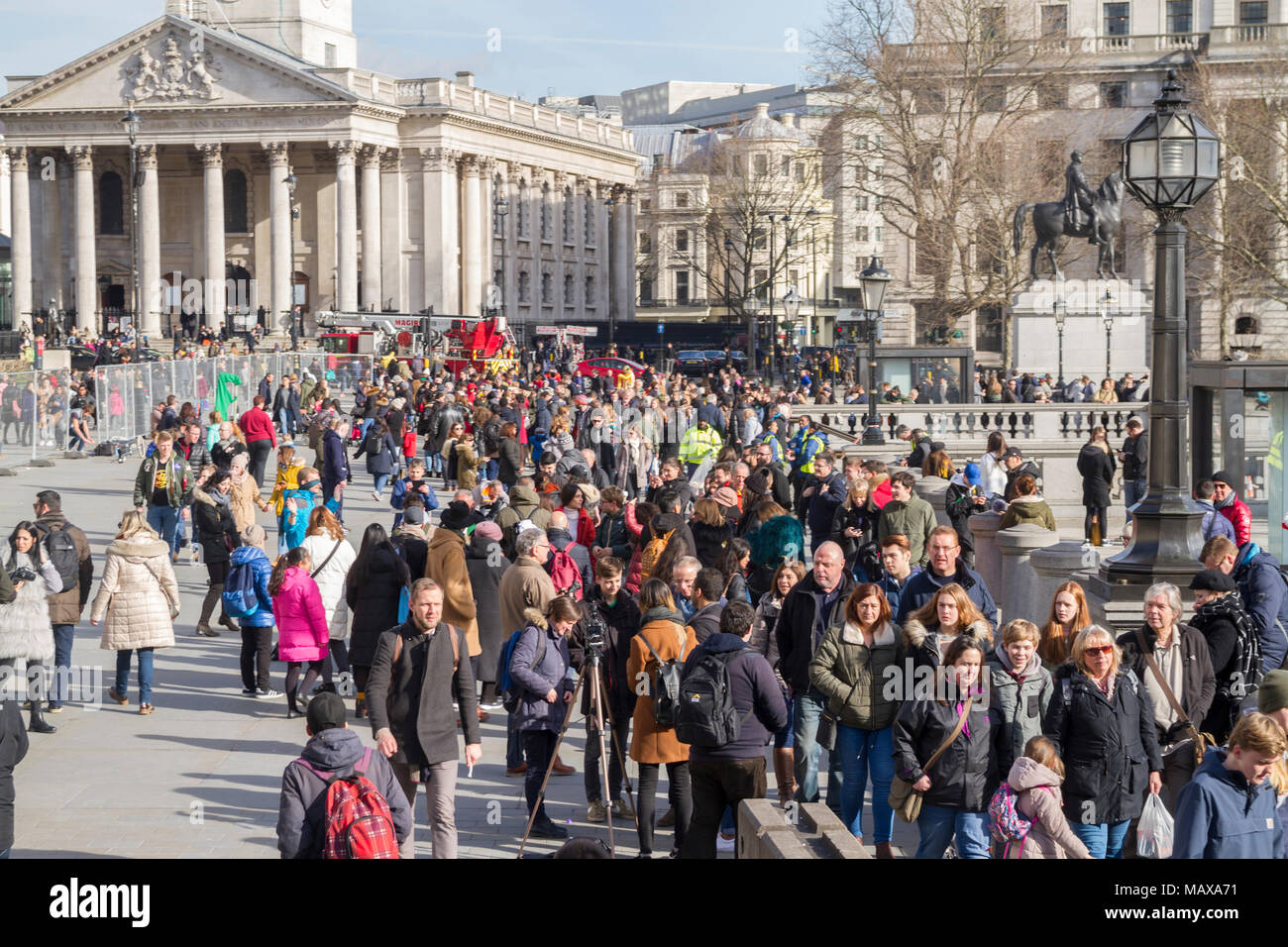I turisti e la gente del posto e i cittadini, la folla di persone in Trafalgar Square Londra, giornata impegnativa, National Gallery di Londra REGNO UNITO Foto Stock