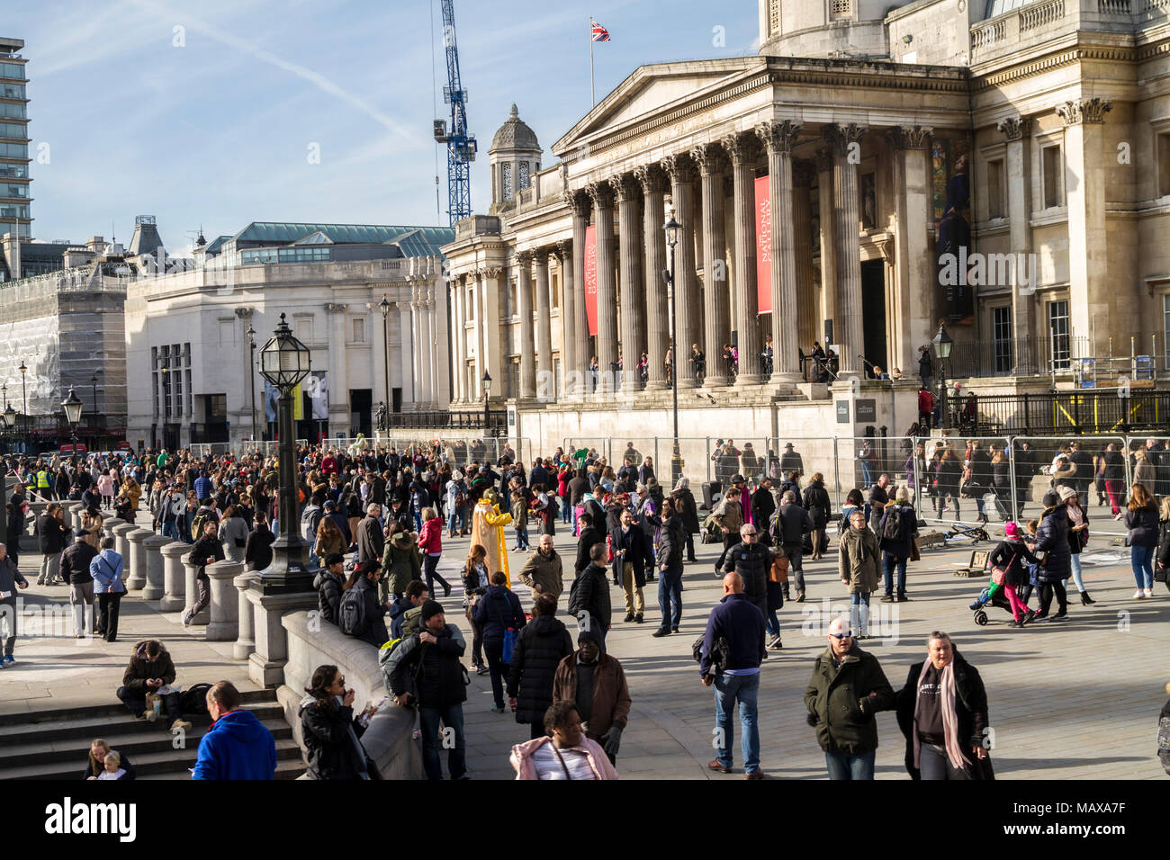 I turisti e la gente del posto e i cittadini, la folla di persone in Trafalgar Square Londra, giornata impegnativa, National Gallery di Londra REGNO UNITO Foto Stock