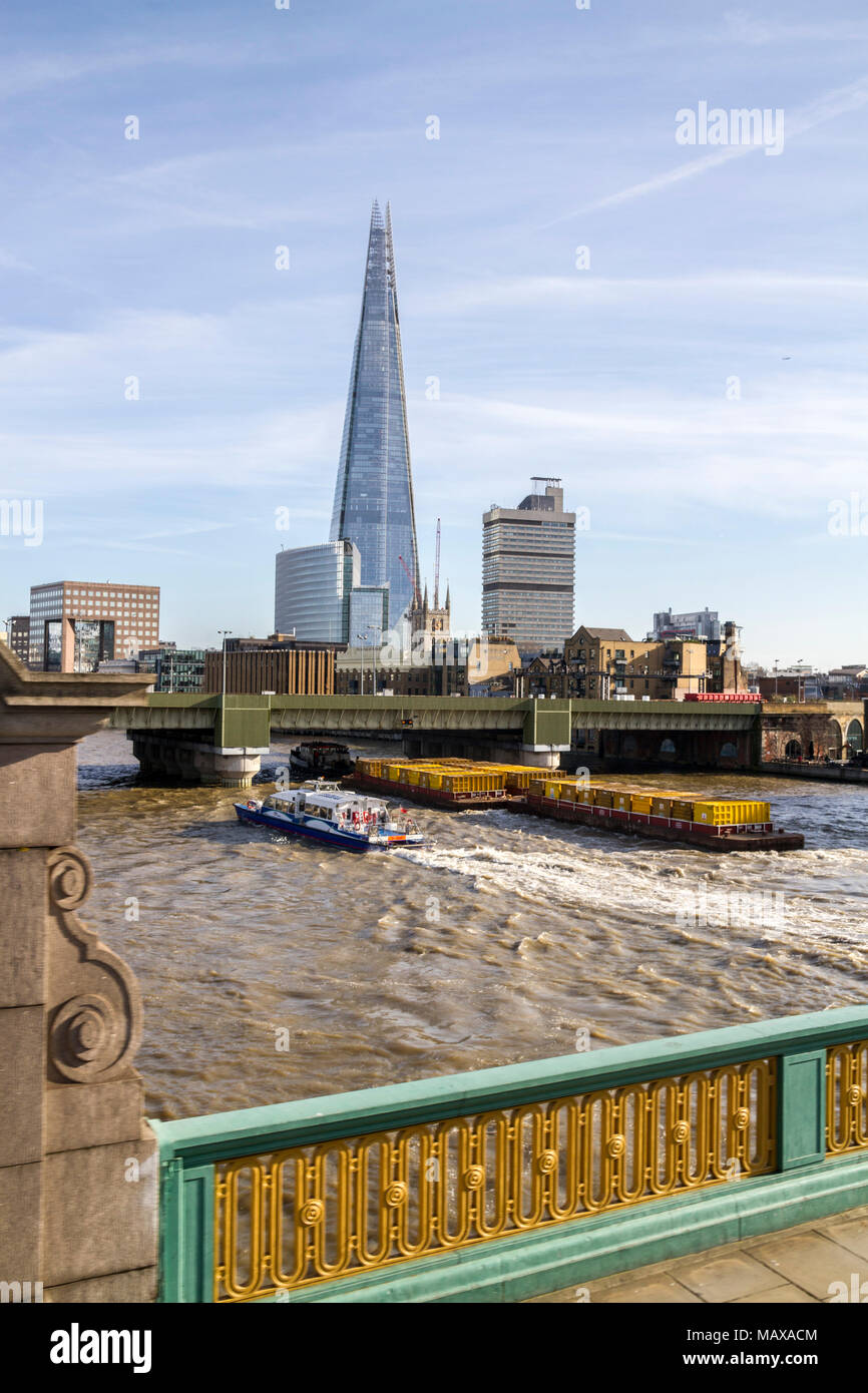 Vista del Coccio nuovo grattacielo e sullo skyline di Londra, vista da Westminster Bridge Regno Unito Foto Stock