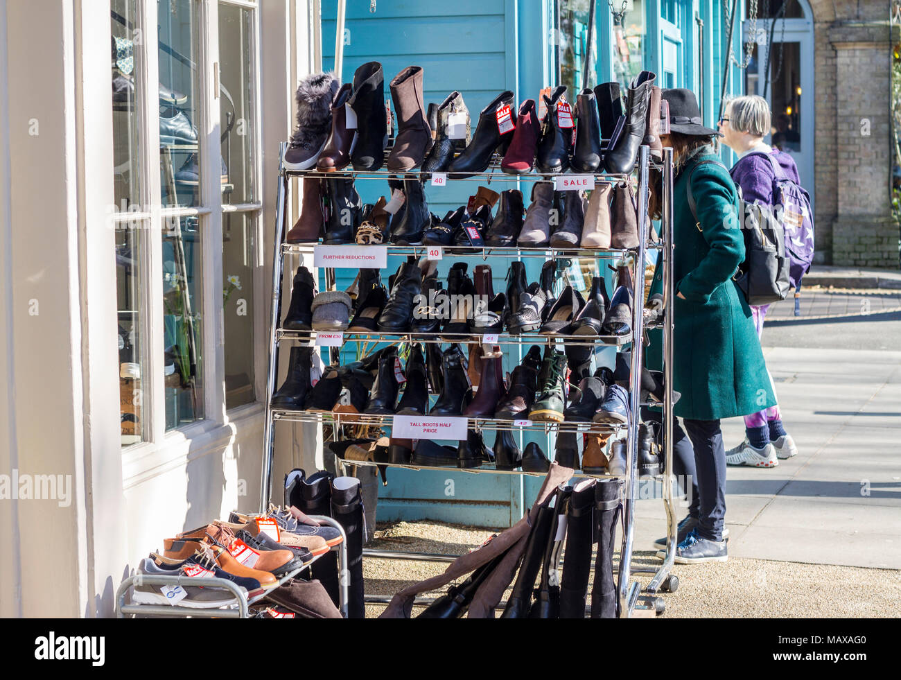 Le scarpe per la vendita su una scarpa rack al di fuori di un negozio di scarpe, Londra Inghilterra, Regno Unito Foto Stock
