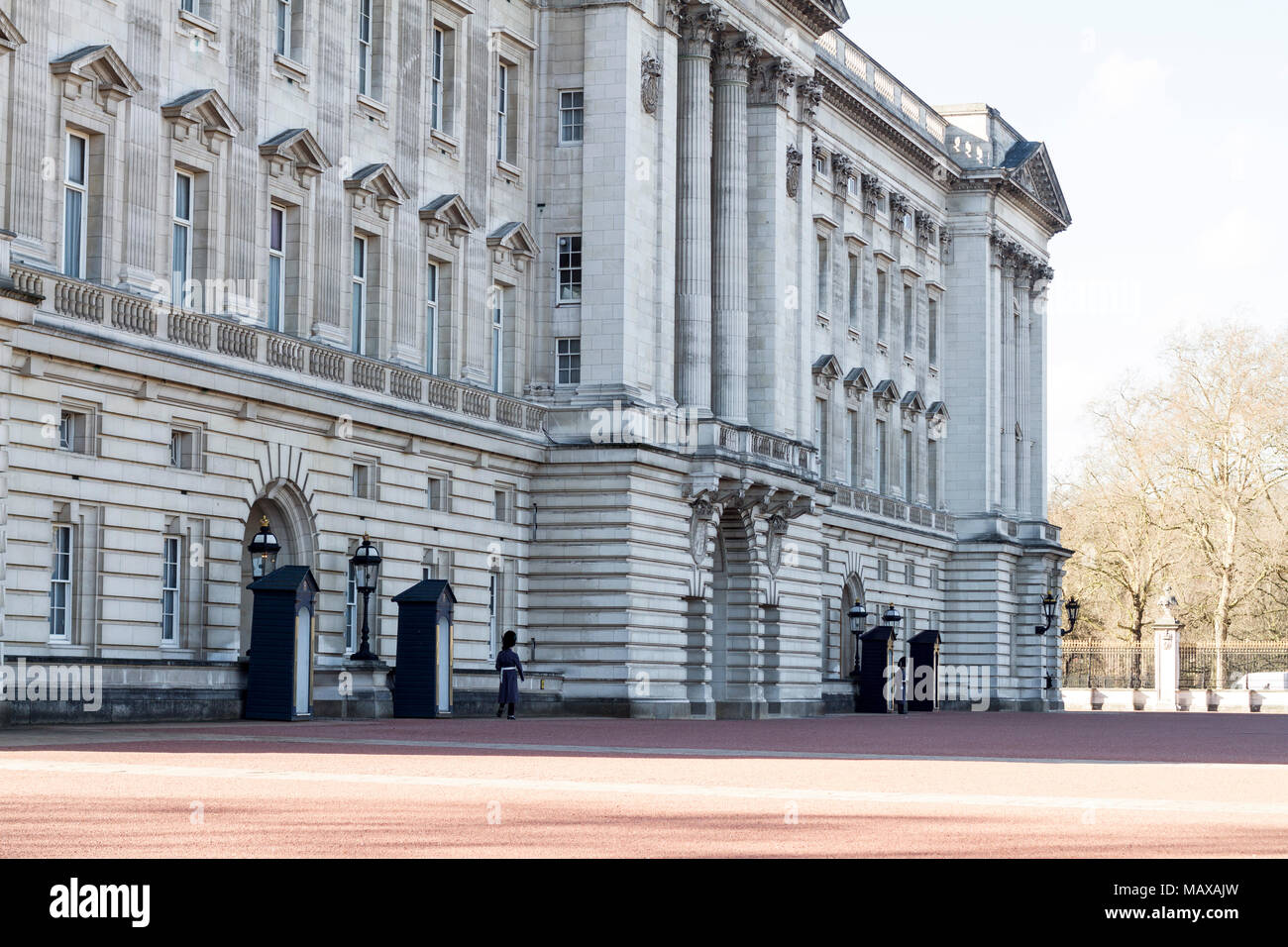 Royal Guard in inverno marching uniforme nei giardini di Buckingham Palace sulla parte anteriore su una soleggiata giornata di primavera, Londra UK, Buckingham palace protezioni, Foto Stock