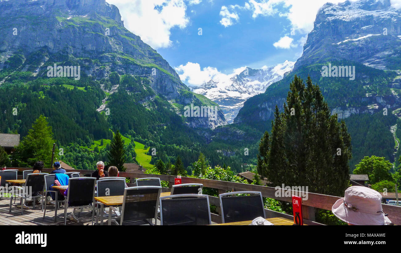 Gente seduta sul terrazzo di un ristorante di montagna, Grindelwald, Oberland Bernese (Highlands), il Cantone di Berna, Alpi svizzere Svizzera Foto Stock