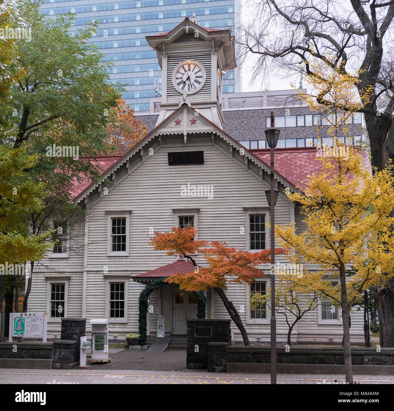 Il Sapporo torre a Sapporo, Hokkaido, Giappone, visto con i colori dell'autunno sugli alberi. Foto Stock