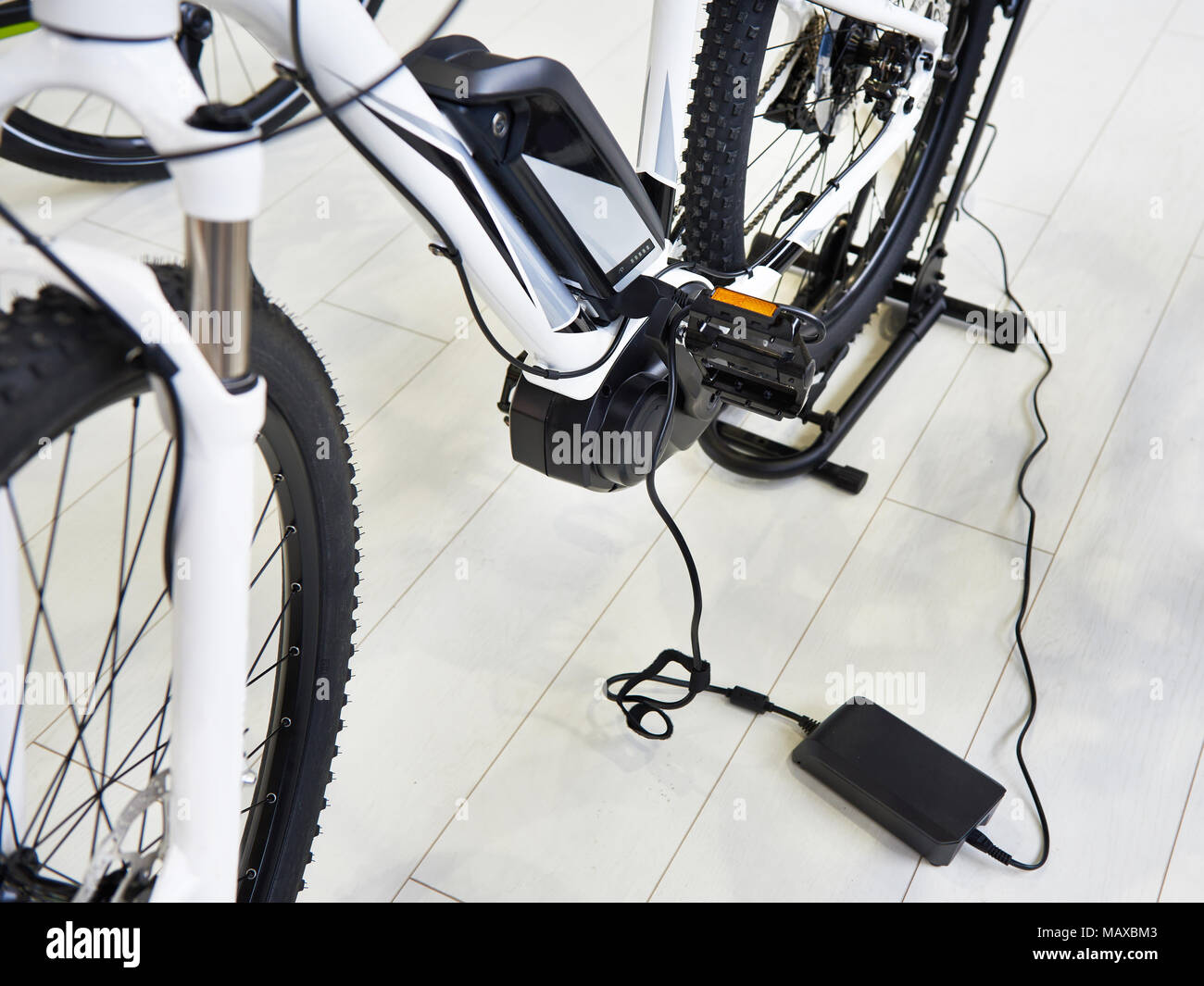 Caricare la batteria elettrica bici Foto Stock