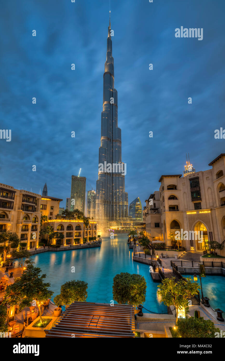 Il Burj Khalifa illuminata di notte nel centro cittadino di Dubai, UAE, Medio Oriente. Foto Stock
