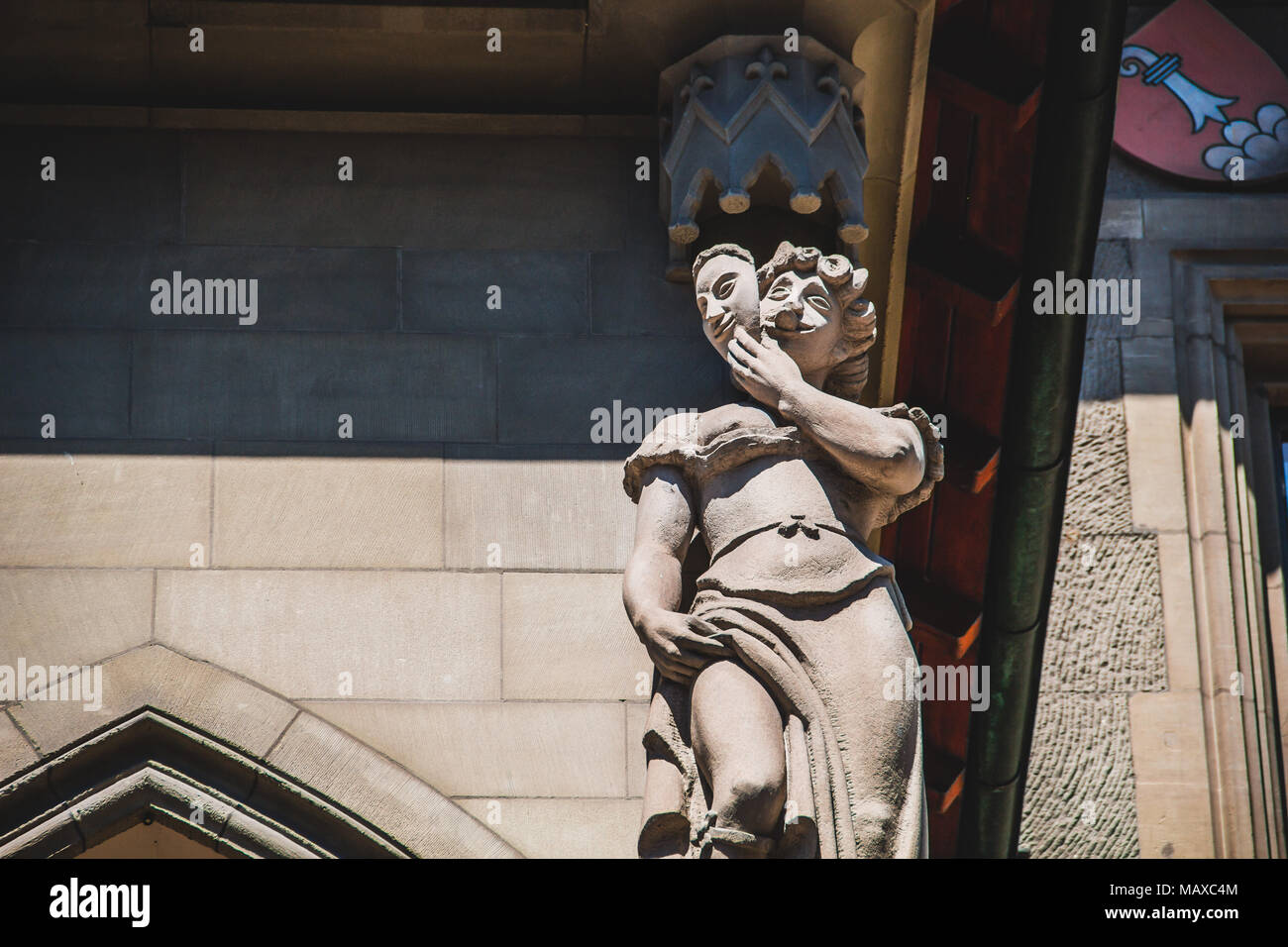 Statua del lato destro del palazzo del municipio (Rathaus) di Berna Svizzera che ritrae la menzogna e la vigliaccheria Foto Stock