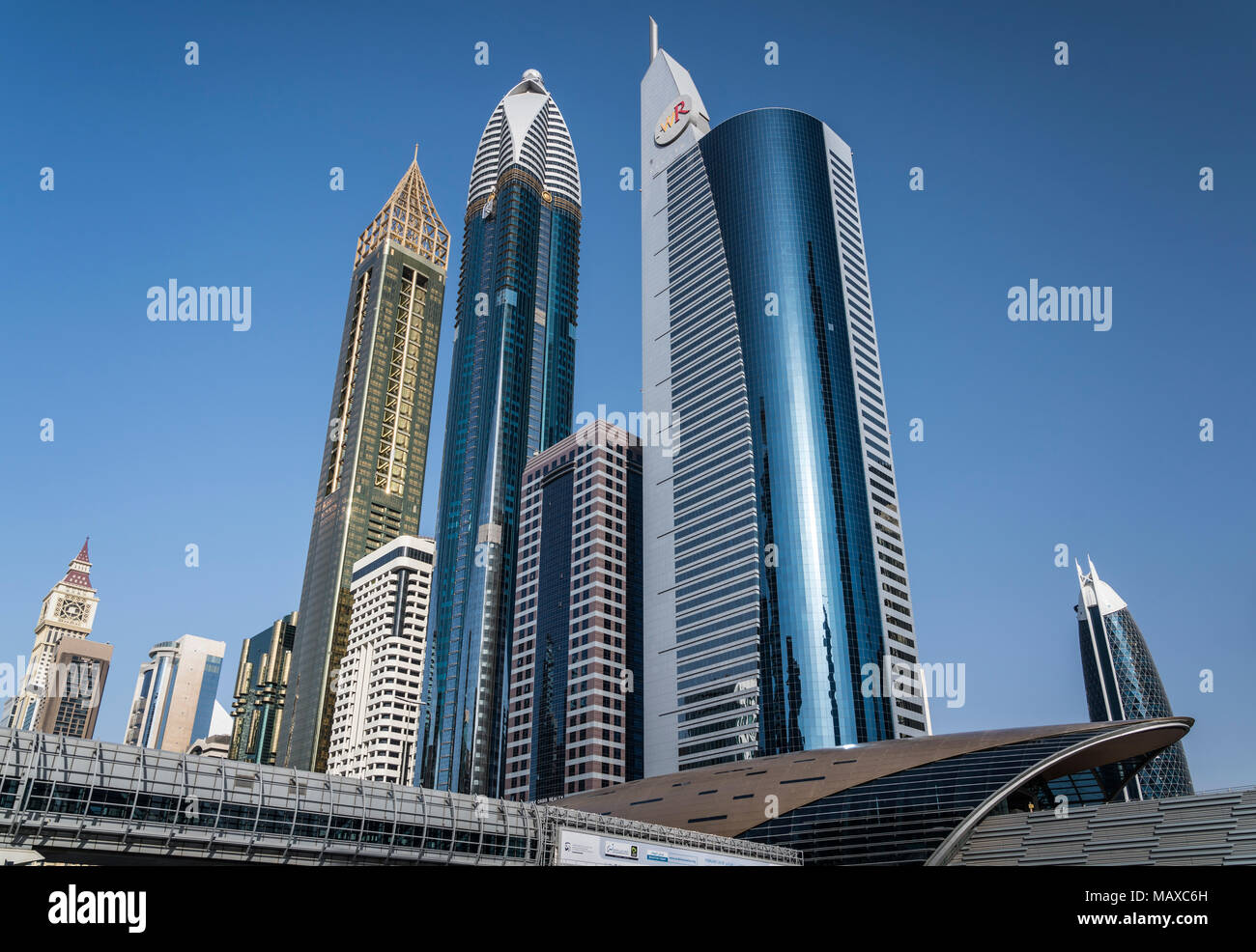 La stazione della metropolitana e alte torri di uffici nel quartiere finanziario del centro cittadino di Dubai, UAE, Medio Oriente. Foto Stock