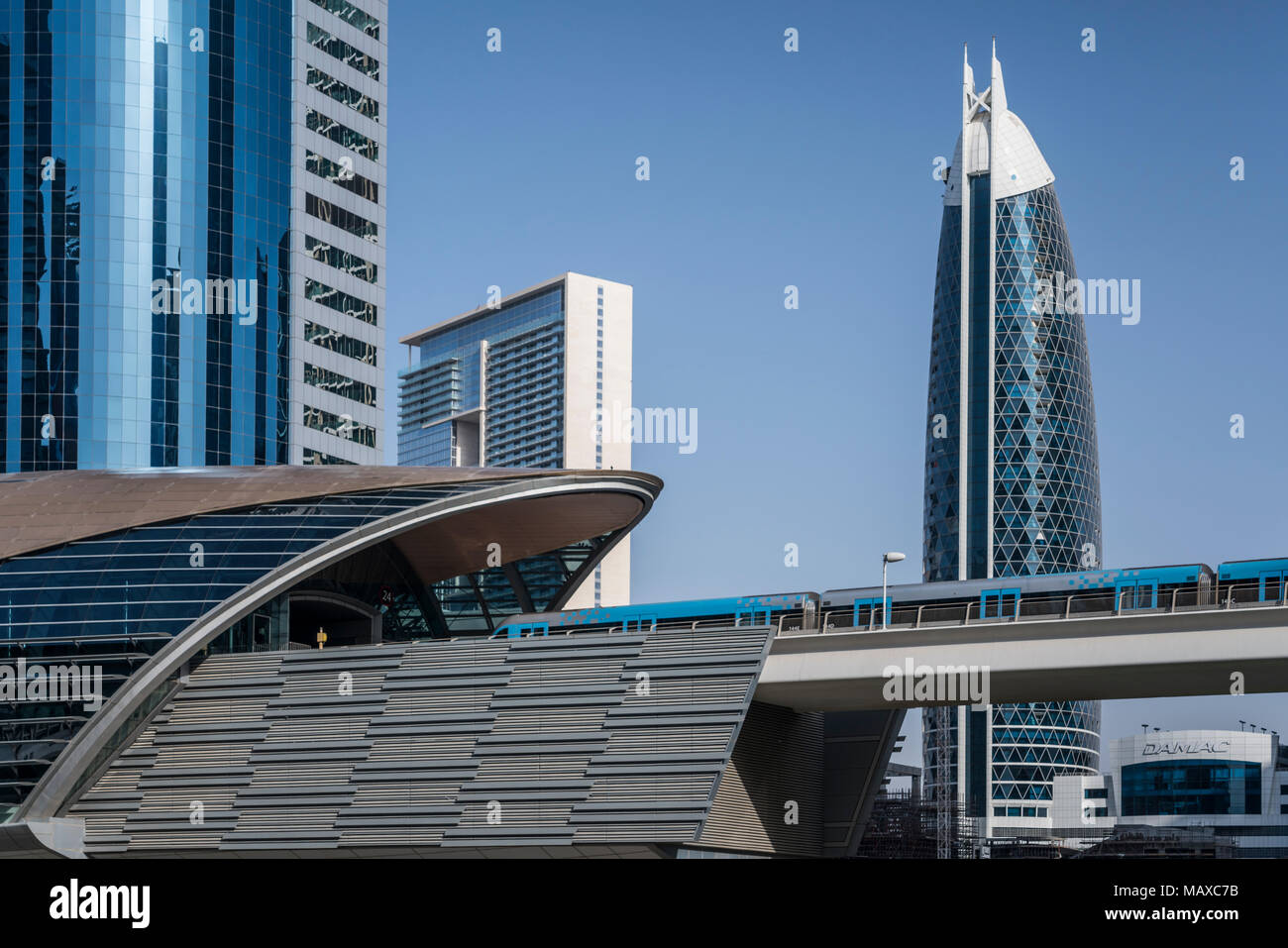 La stazione della metropolitana e alte torri di uffici nel quartiere finanziario del centro cittadino di Dubai, UAE, Medio Oriente. Foto Stock