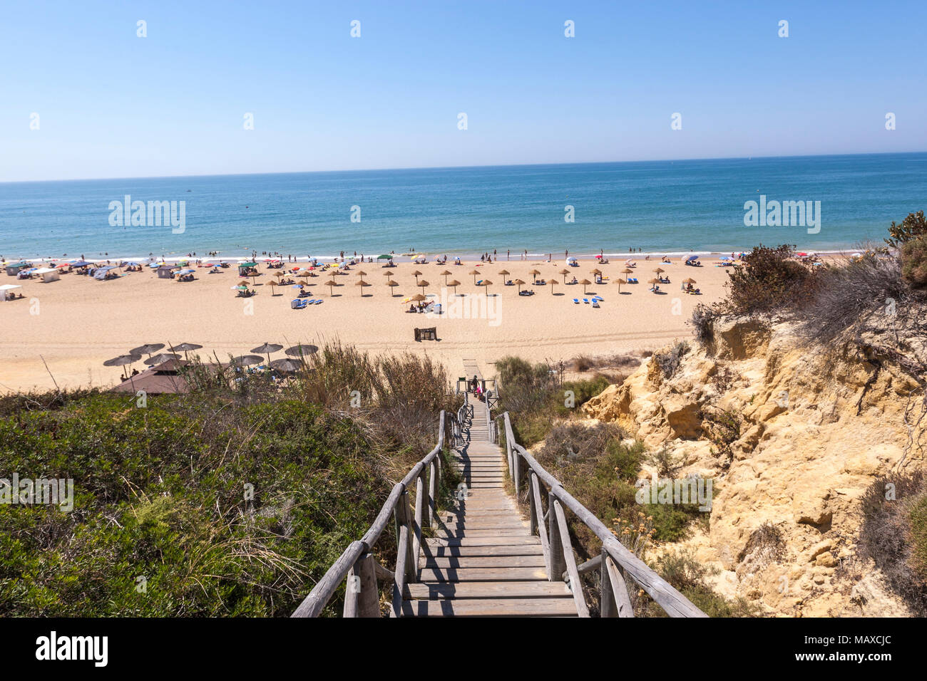 Gradini in legno al Parador Mazagon spiaggia, provincia di Huelva, Andalusia, Spagna Foto Stock