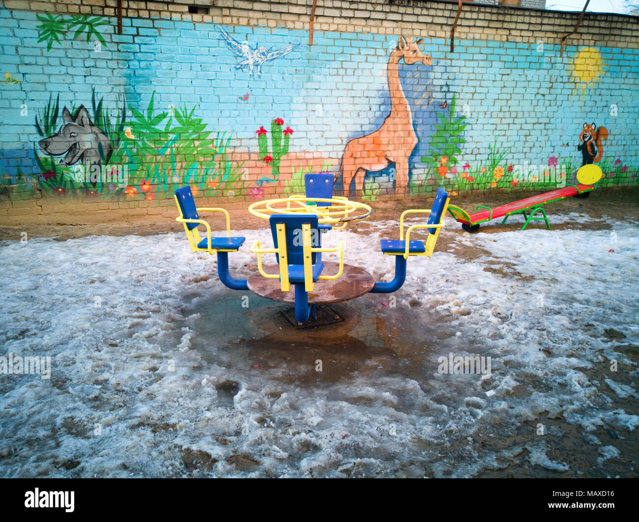 Parco giochi per bambini nel cortile di una casa. Foto Stock