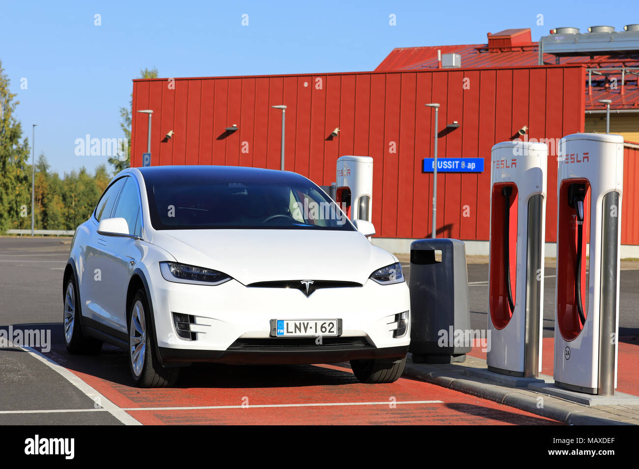 TOIJALA, Finlandia - 24 settembre 2017: Bianco Tesla Model X SUV elettrico collegato al compressore di stazione. Foto Stock