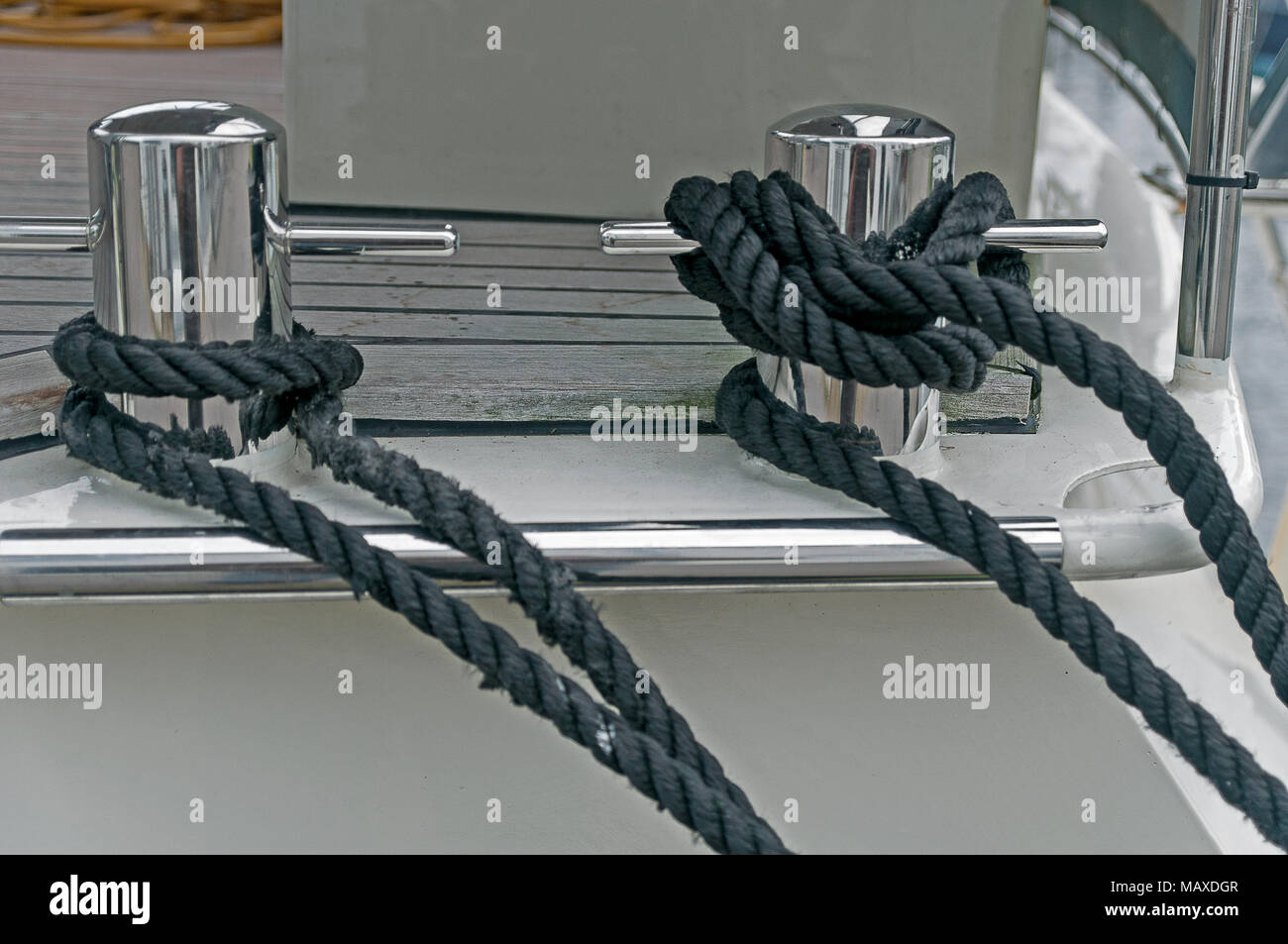 Cluster di una lussuosa nave a vela attaccata ad un acciaio lucido bollard Foto Stock