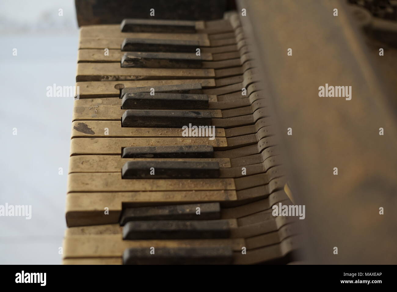 Vecchio, rotte e polverosa antico pianoforte chiavi Foto Stock