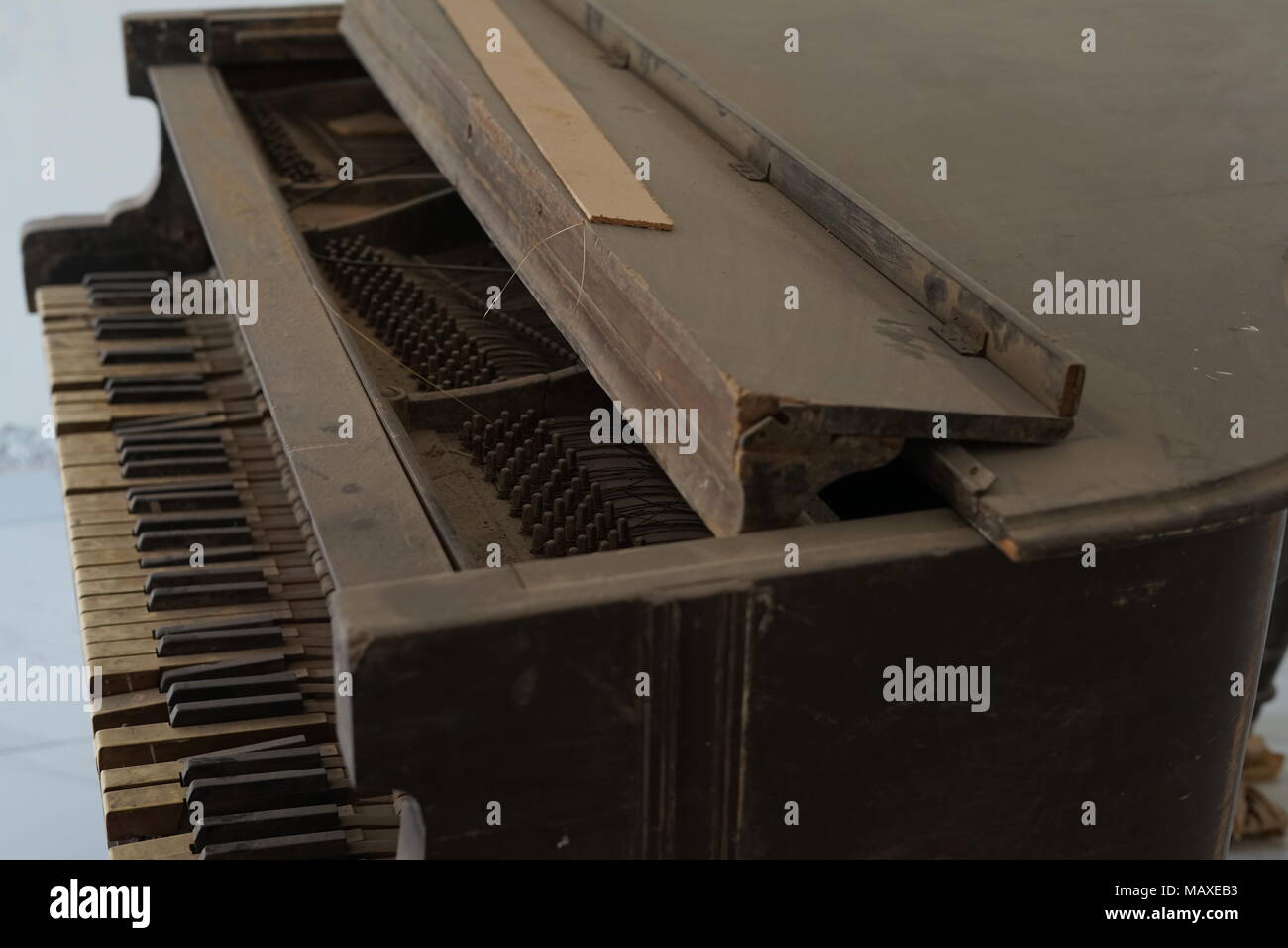 Vecchio, rotte e polverosa antico pianoforte chiavi Foto Stock