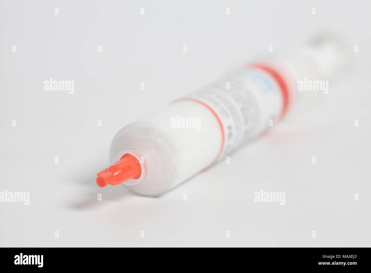 La pasta termica CPU PC su sfondo bianco Foto Stock