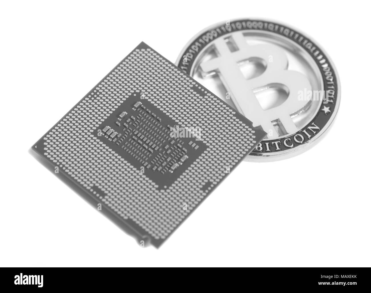 Unità di elaborazione centrale CPU microchip con Bitcoin isolato su bianco Foto Stock