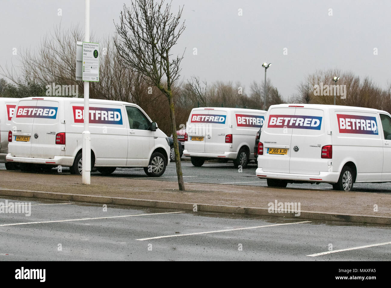 BetFred Ltd veicoli parcheggiati in Southport car park, MERSEYSIDE REGNO UNITO. Foto Stock