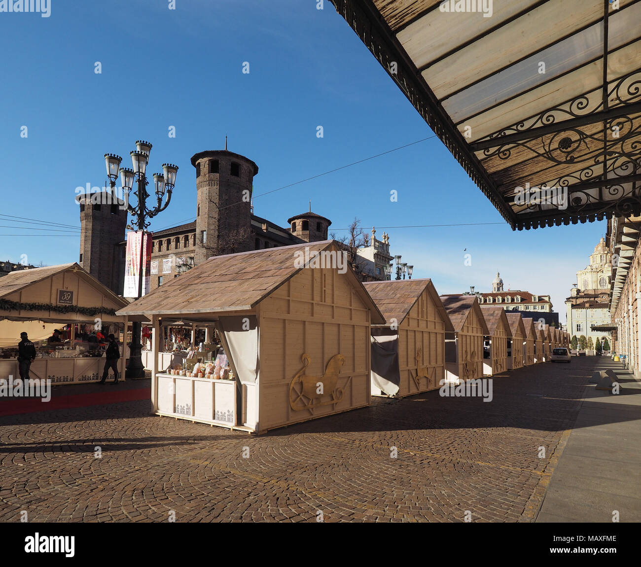 Torino, Italia - circa gennaio 2018: Mercatino di Natale in Piazza Castello Foto Stock