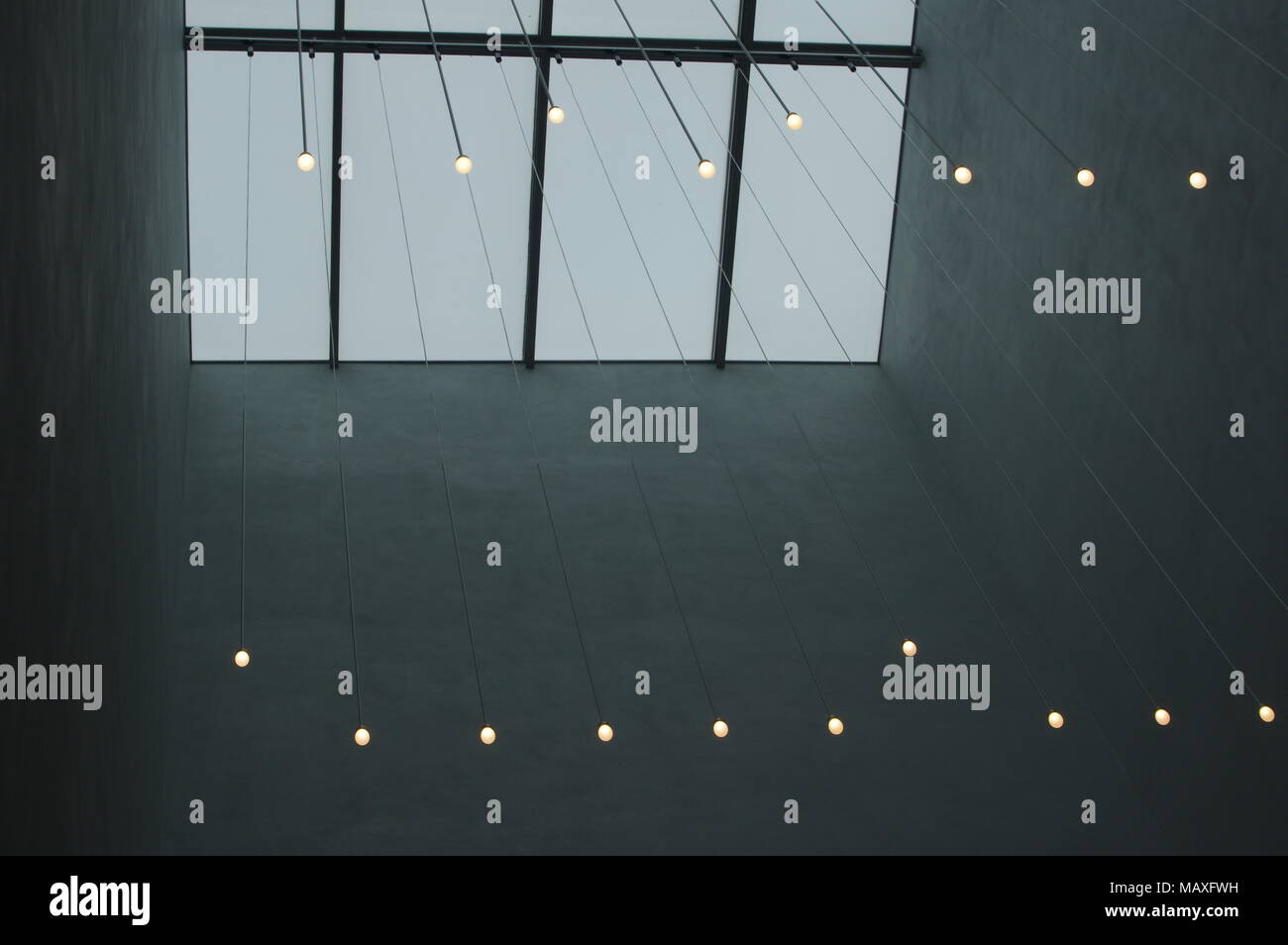 Illuminazione moderna in un edificio per uffici Foto Stock