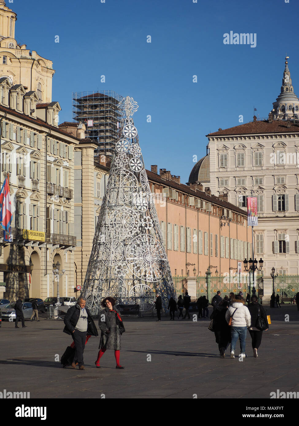 Torino, Italia - circa gennaio 2018: albero di Natale in Piazza Castello Foto Stock