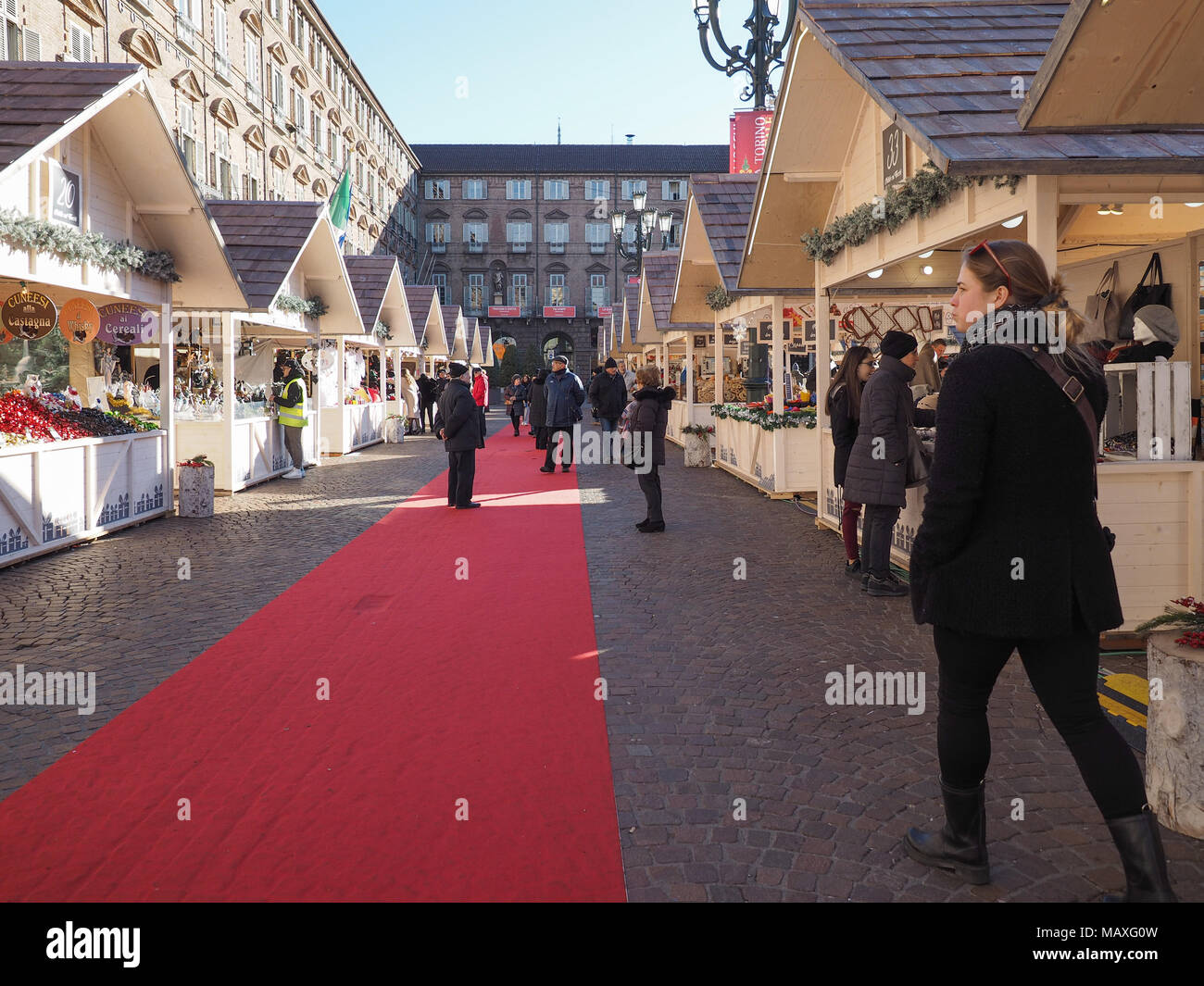 Torino, Italia - circa gennaio 2018: Mercatino di Natale in Piazza Castello Foto Stock