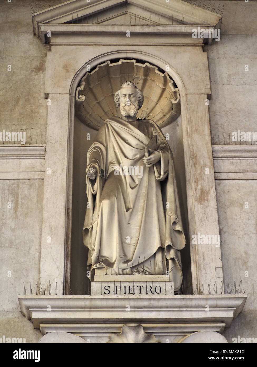 Torino, Italia - circa gennaio 2018: San Pietro statua (San Pietro in italiano) al di fuori della Santissima Annunziata chiesa parrocchiale Foto Stock