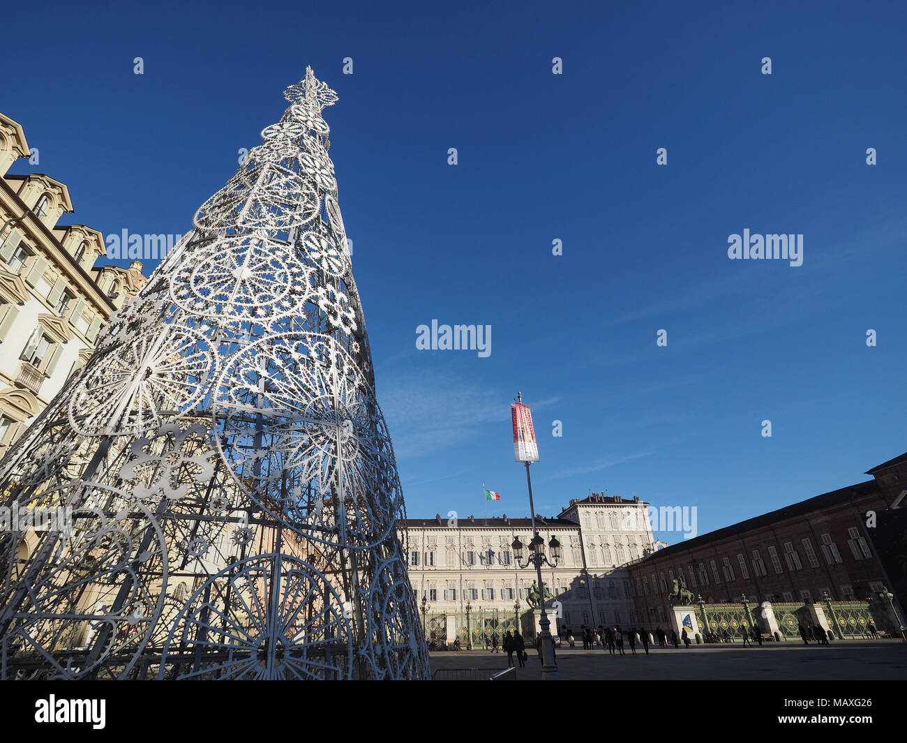 Torino, Italia - circa gennaio 2018: albero di Natale in Piazza Castello Foto Stock