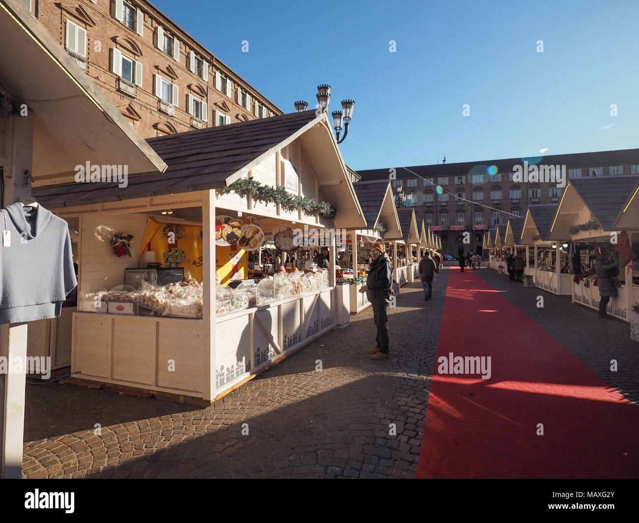 Torino, Italia - circa gennaio 2018: Mercatino di Natale in Piazza Castello Foto Stock