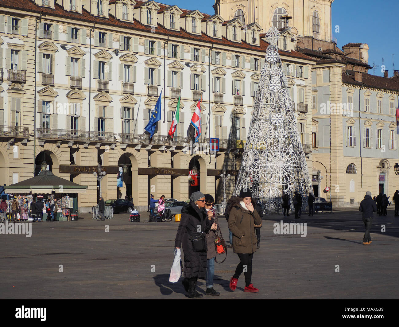 Torino, Italia - circa gennaio 2018: albero di Natale in Piazza Castello Foto Stock