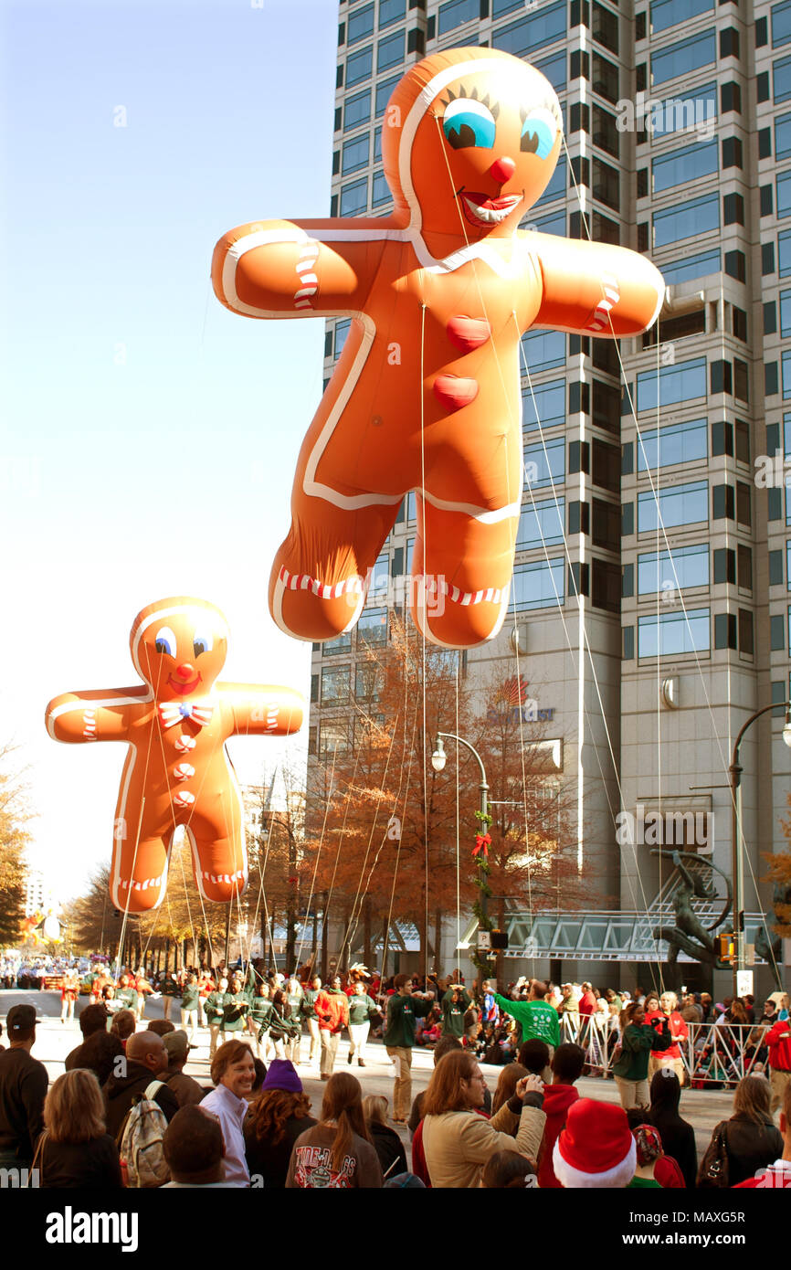 Due gonfiato gingerbread man palloncini passare attraverso il percorso della parata a Atlanta annuale parata natalizia il 1 dicembre 2012 in Atlanta, GA. Foto Stock