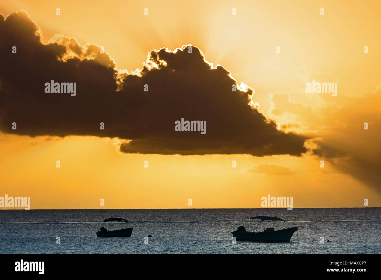 Il cielo luminoso al tramonto oltre oceano Atlantico. Foto Stock
