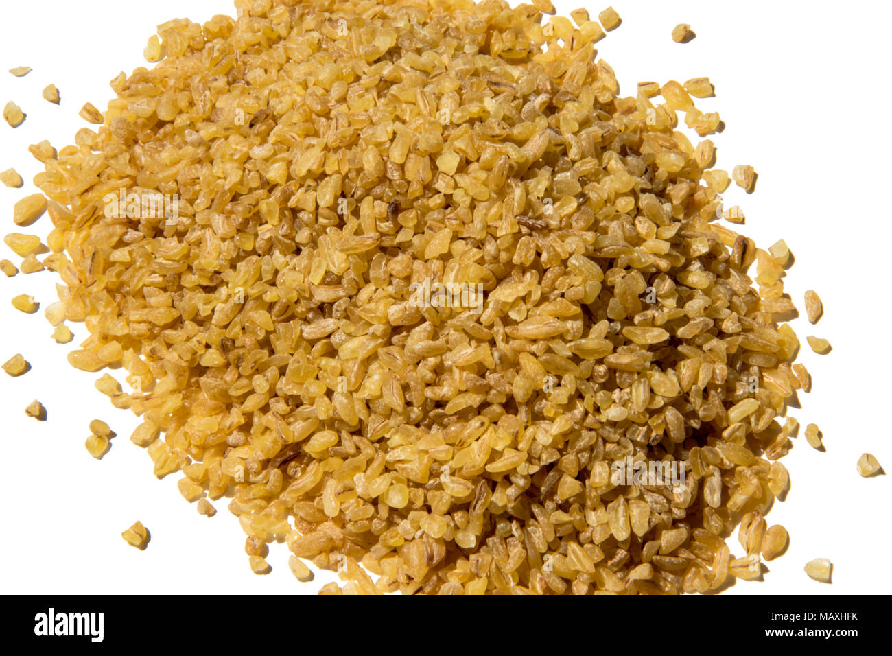 Bulgur mucchio palo isolata su sfondo bianco Foto Stock