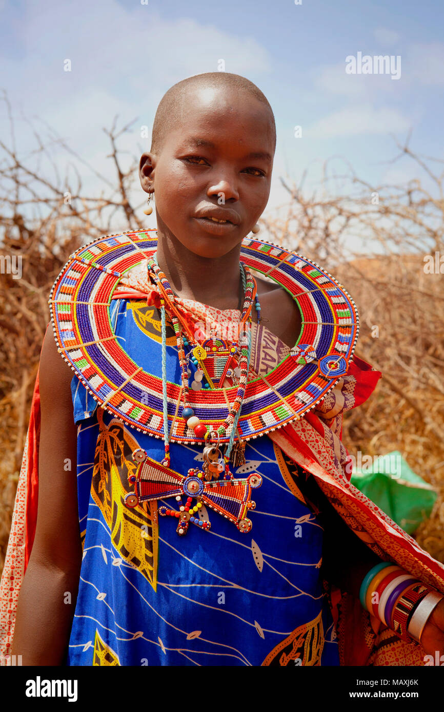 AFRICA, Kenia Masai Mara - 2 luglio: unidentified femmina elemento tribale indossando costumi tradizionali in posa per un ritratto su luglio 2,2011, in Kenya Foto Stock