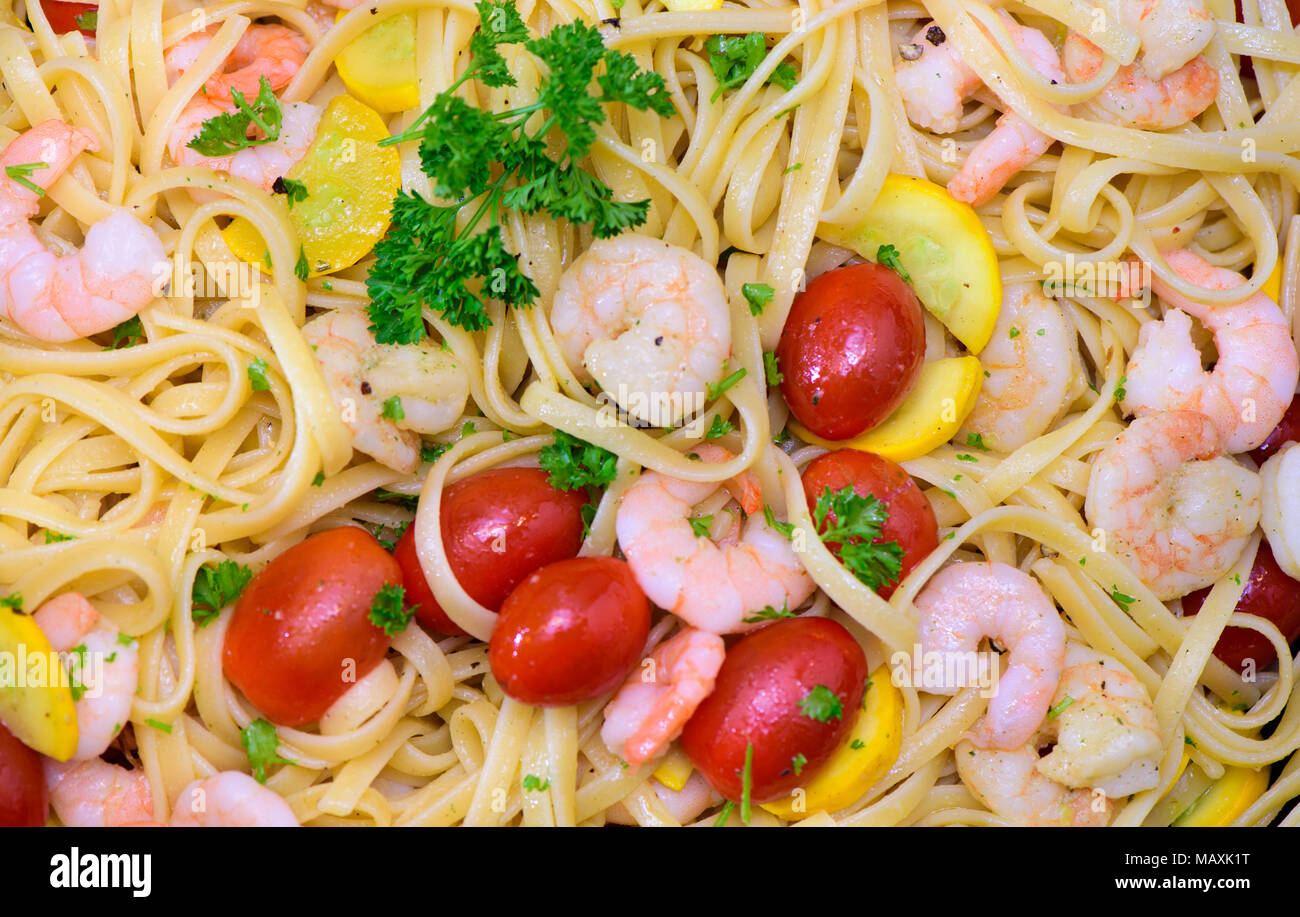 Mediterran pasta italiana con gamberi e pomodori Foto Stock