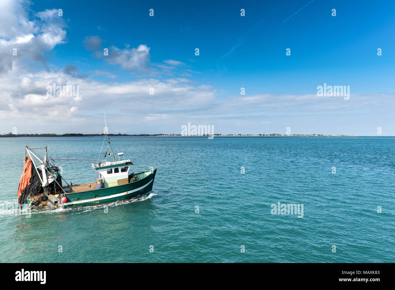 Barca da pesca che lascia il porto di Barfleur, Francia, Foto Stock