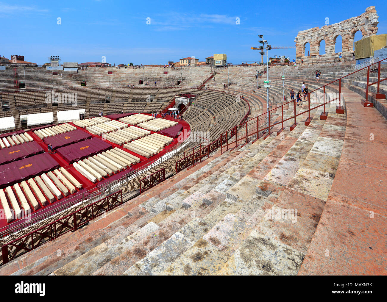 Verona Veneto / Italia - 2012/07/06: Verona centro storico - antica Arena romana, Anfiteatro stadio e auditorium Foto Stock