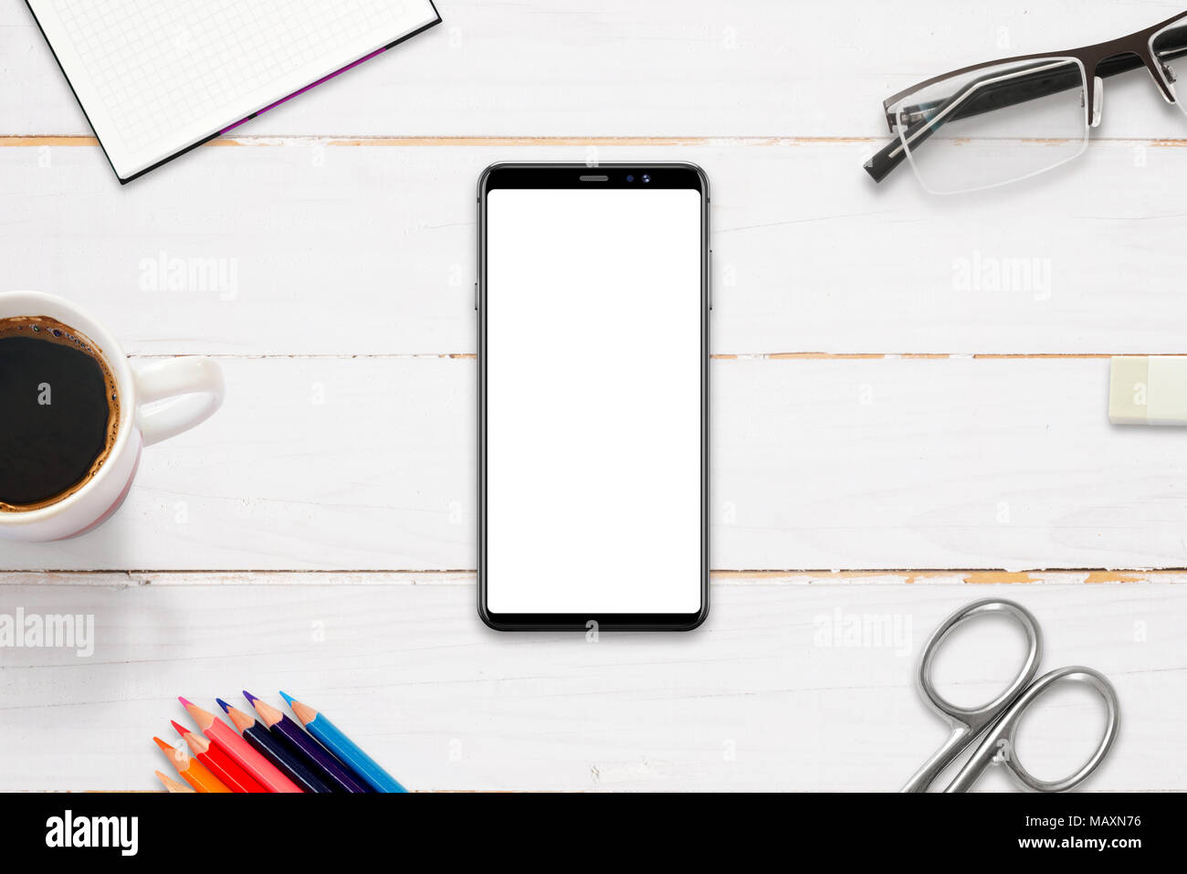 Hero immagine della testata sul banco di lavoro con i moderni smart phone con display isolato per mockup, app, la presentazione del sito web. Appartamento laico, vista dall'alto. Foto Stock