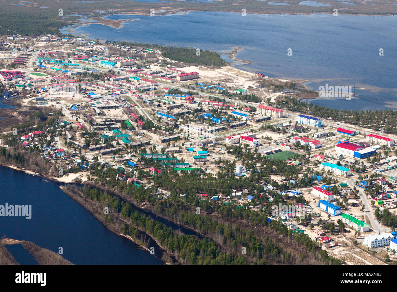 Vista aerea della città Novoagansk, regione di Tyumen, Russia, che si trova sulla riva del fiume siberiano Agan in primavera. Foto Stock
