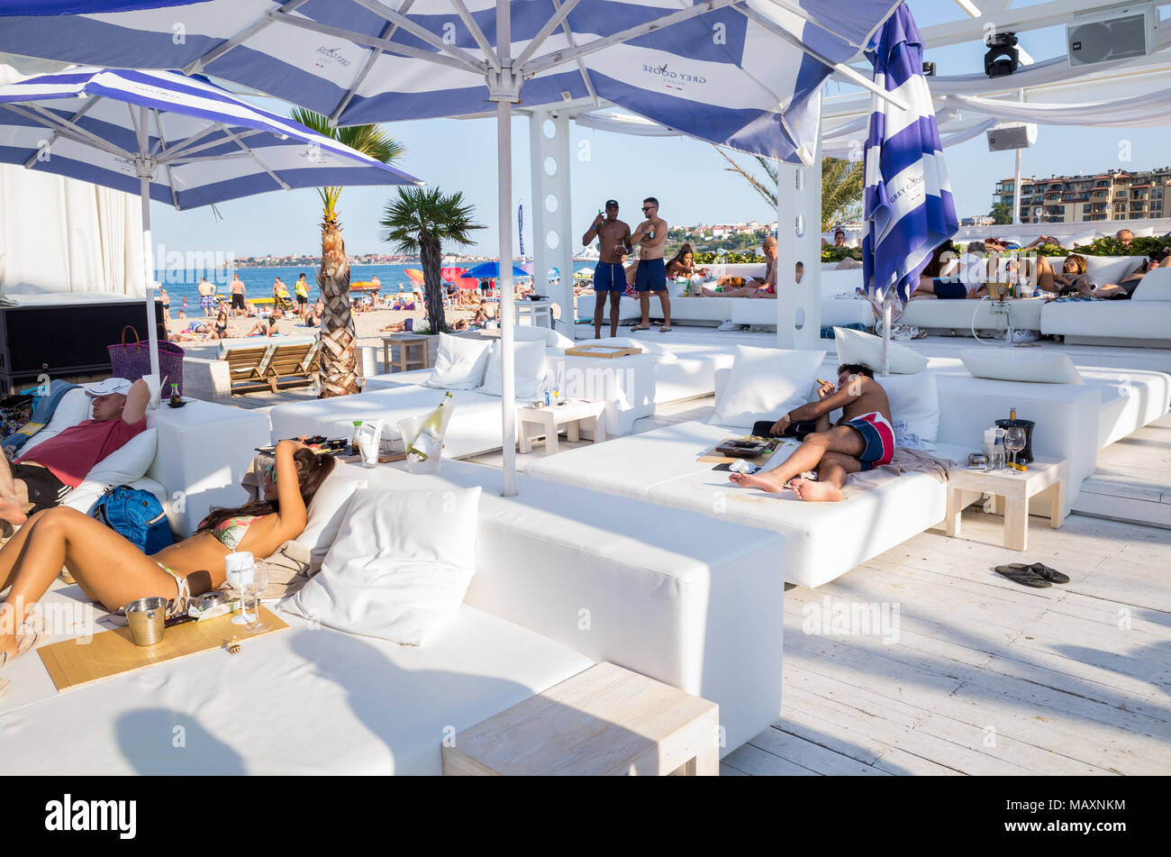 Il Beach bar sulla spiaggia soleggiata, Bulgaria Foto Stock