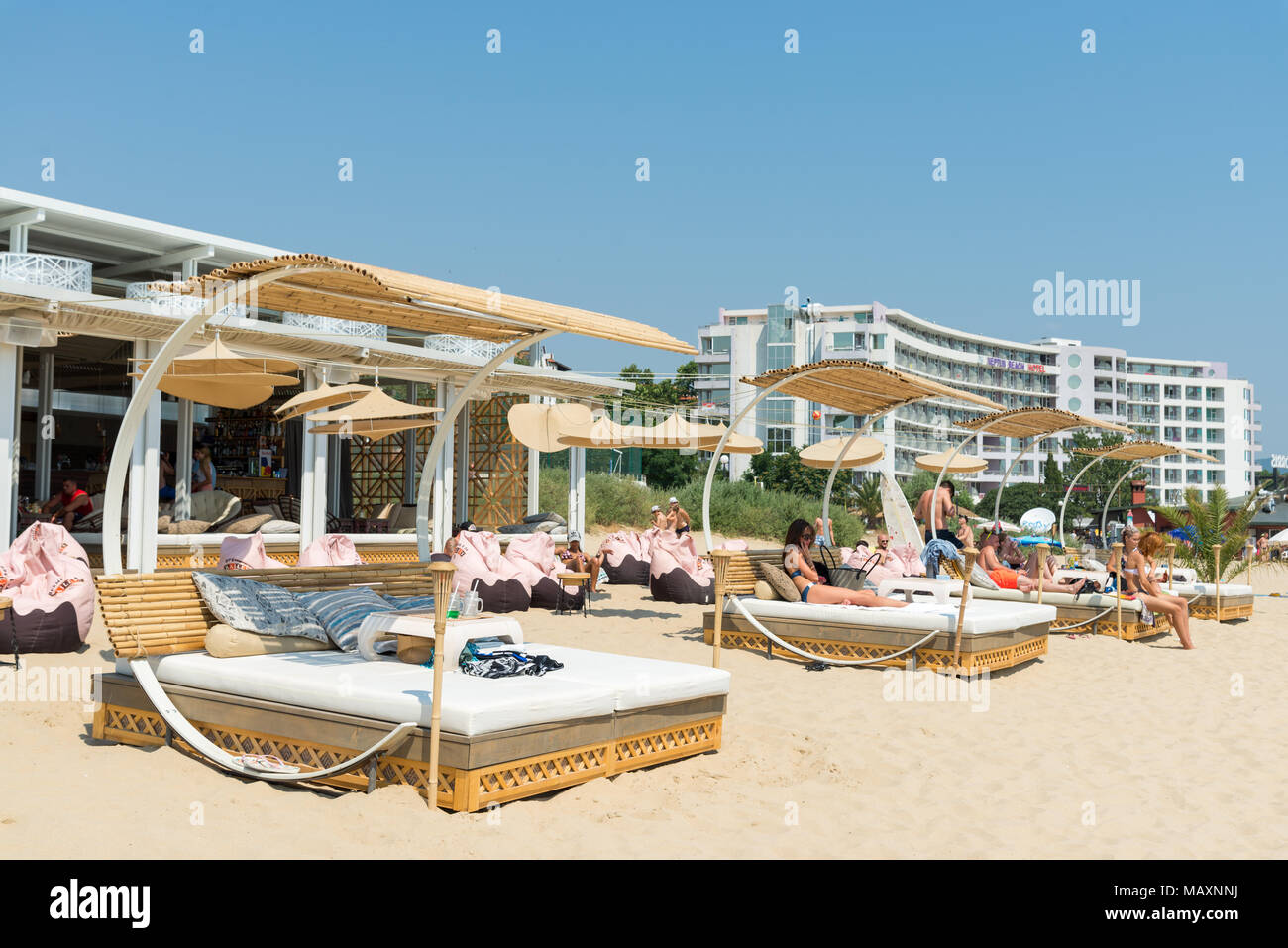 Anima beach bar posti sulla spiaggia soleggiata, Bulgaria Foto Stock