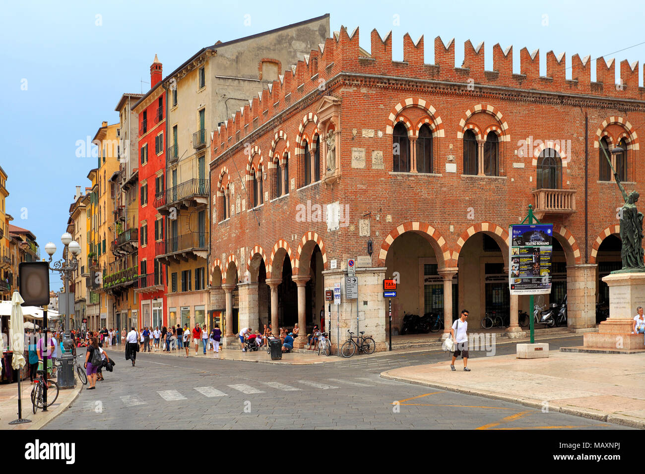 Verona Veneto / Italia - 2012/07/06: Verona centro storico - Piazza Piazza Erbe Foto Stock