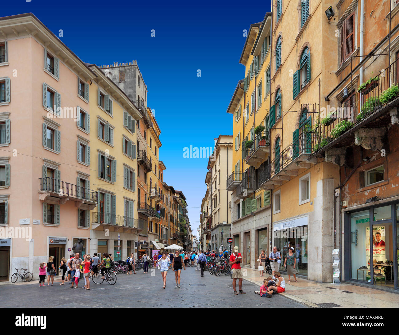 Verona Veneto / Italia - 2012/07/06: Verona centro storico - Piazza Piazza Erbe Foto Stock