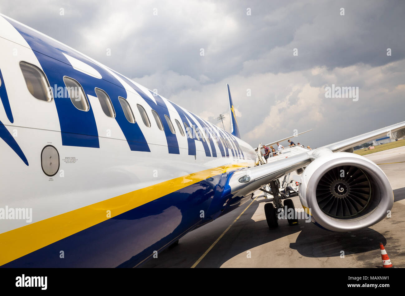 Piano di Ryanair su asfalto mentre i passeggeri di salire a bordo, REGNO UNITO Foto Stock