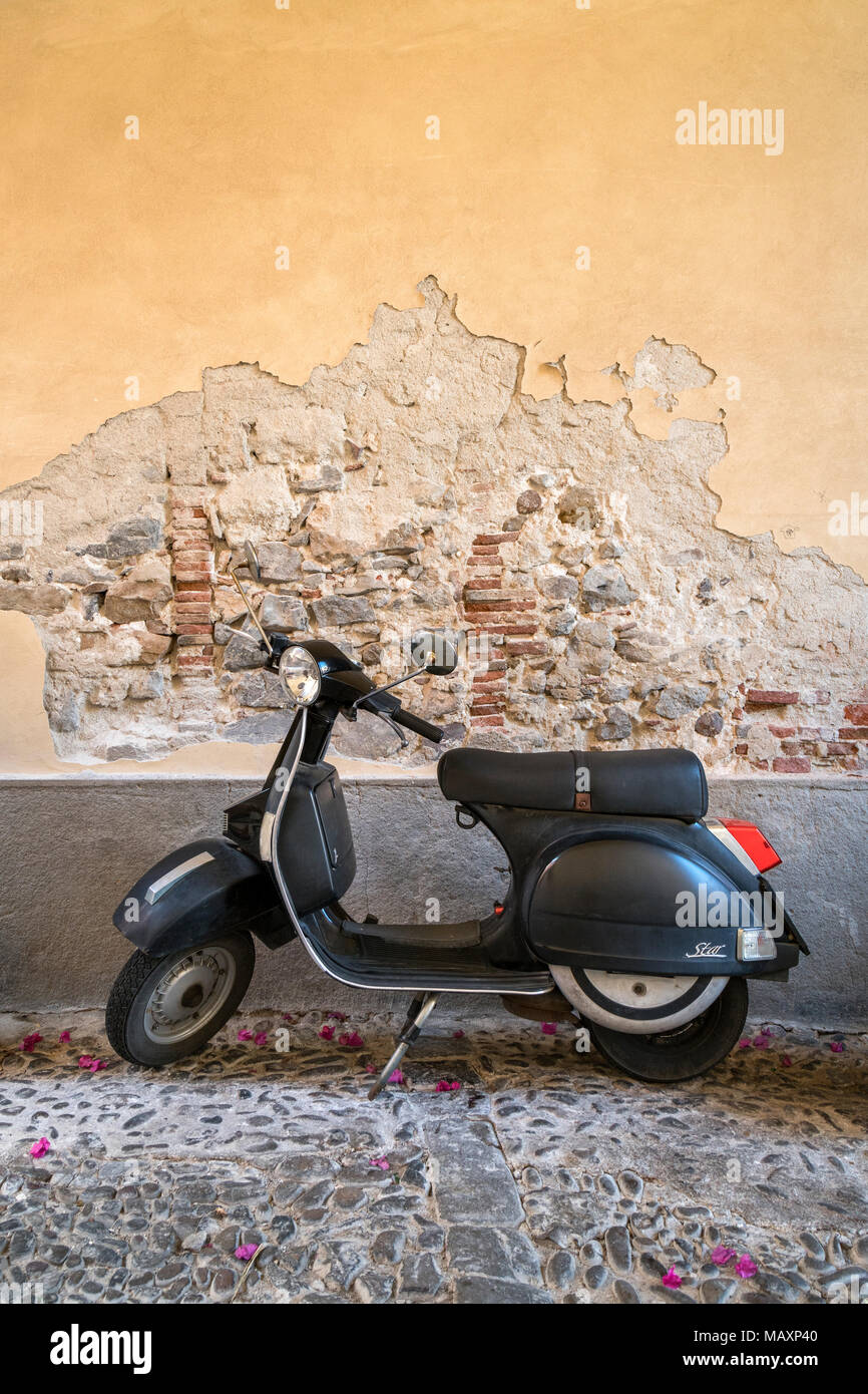 Un antica stella scooter sulle strade di Cefalù in Sicilia, Italia Foto  stock - Alamy