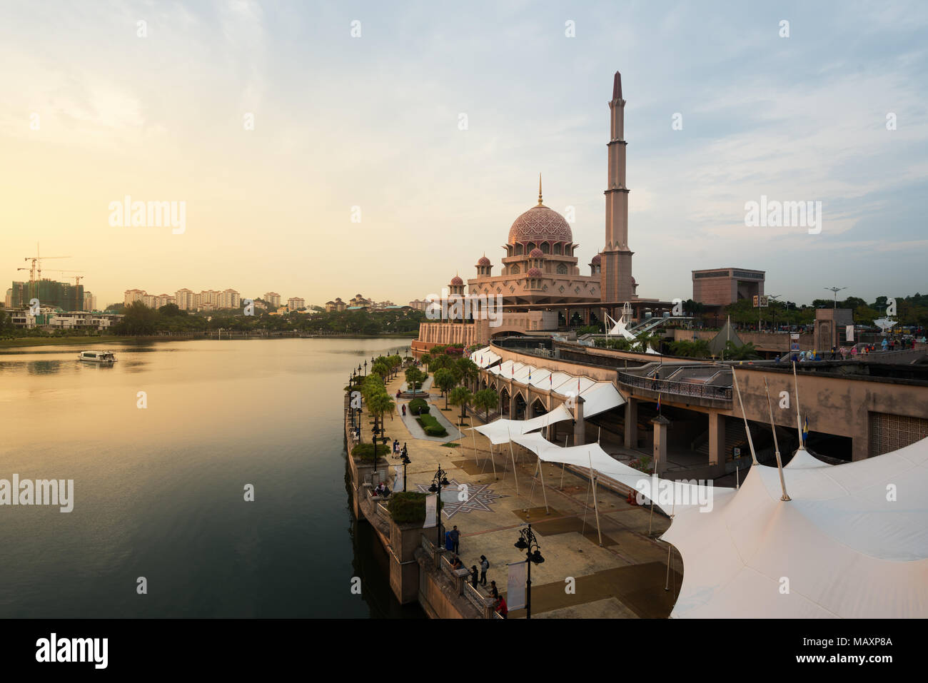 La moschea di Putrajaya tra il tramonto di Kuala Lumpur in Malesia. La moschea di rosa di Kuala Lumpur in Malesia. Asia. Foto Stock