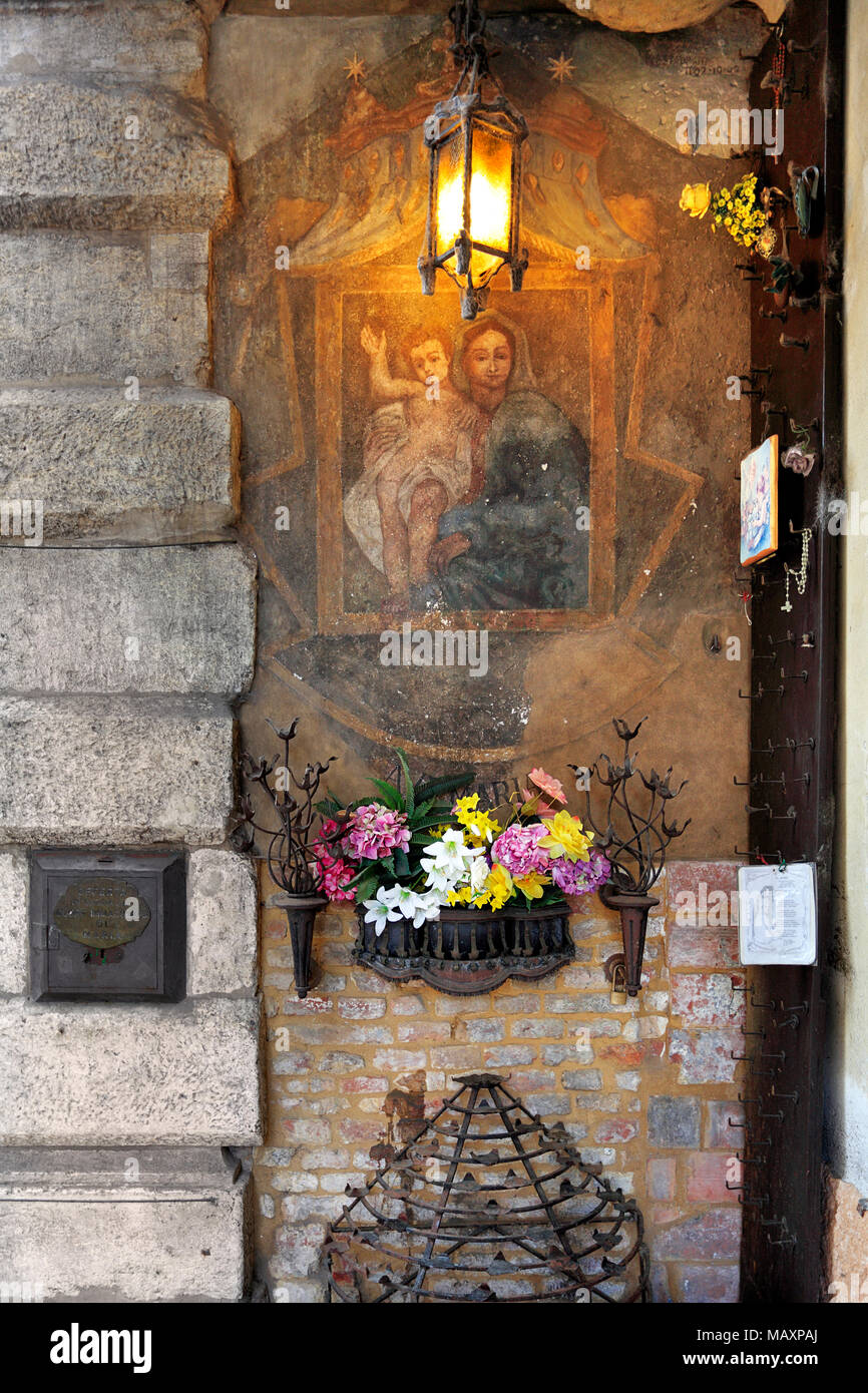 Verona Veneto / Italia - 2012/07/06: Verona centro storico - Via Santuario a corso Santa Anastasia street Foto Stock